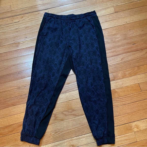 Athleta Womens Brooklyn Jogger Pants Size 12 Dark Blue Python Snake Print *read - Picture 2 of 10